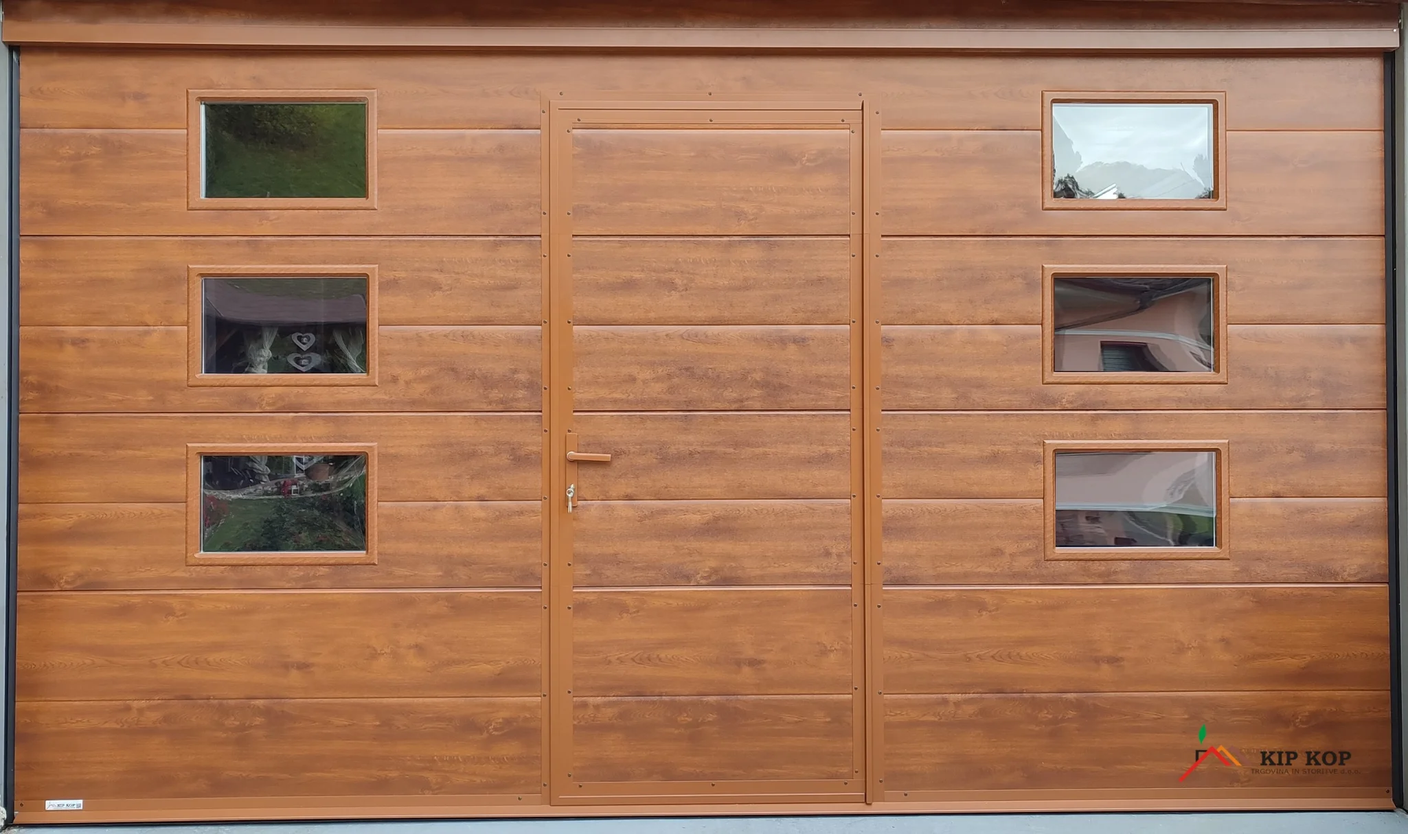 Dvižna garažna vrata z osebnim prehodom – kdaj jih izbrati in zakaj?